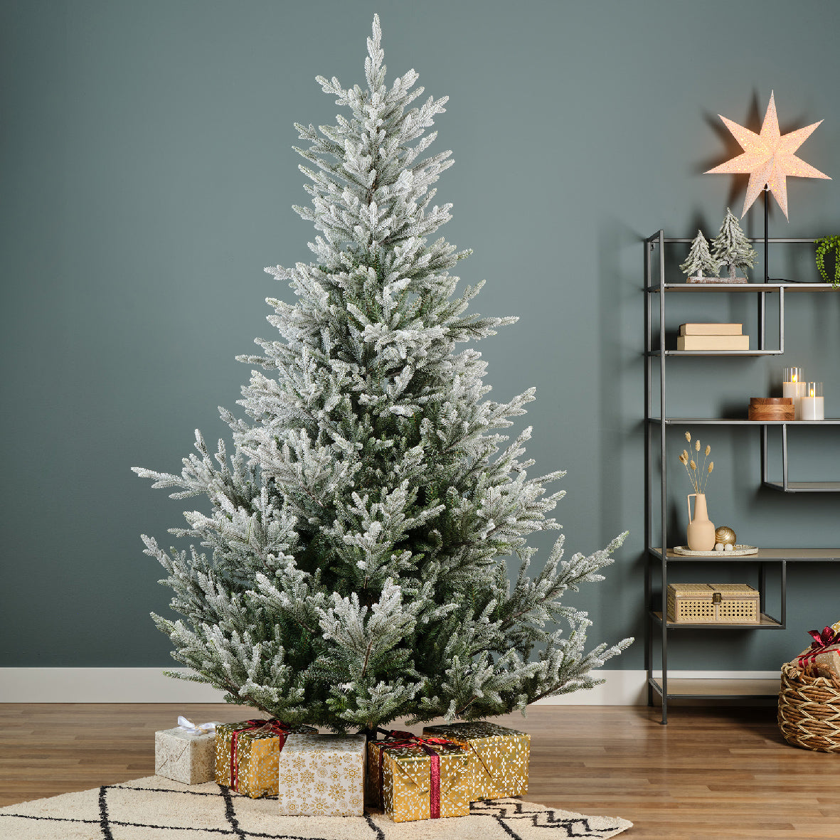 Norway Spruce Snowy - Green / White 8 FT