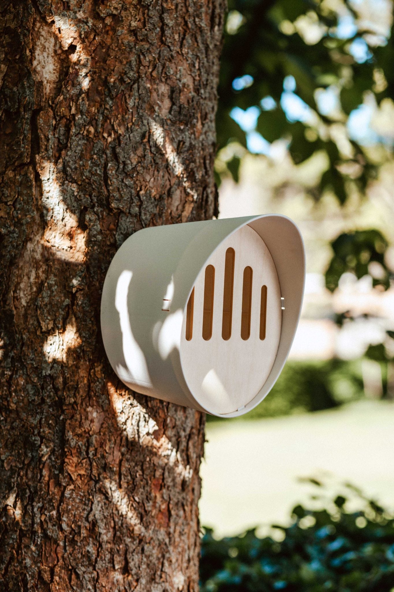 Butterfly hotel Oval white